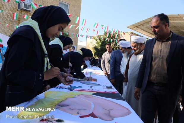 آیین نواختن زنگ انقلاب اسلامی در دبیرستان محدثه جزیره قشم