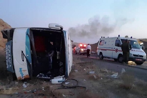 واژگونی اتوبوس در جاده پارسیان- بندرعباس دو مجروح برجا گذاشت