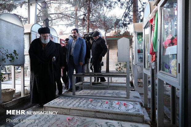 Ayatollah Khamenei paying tribute to martyrs