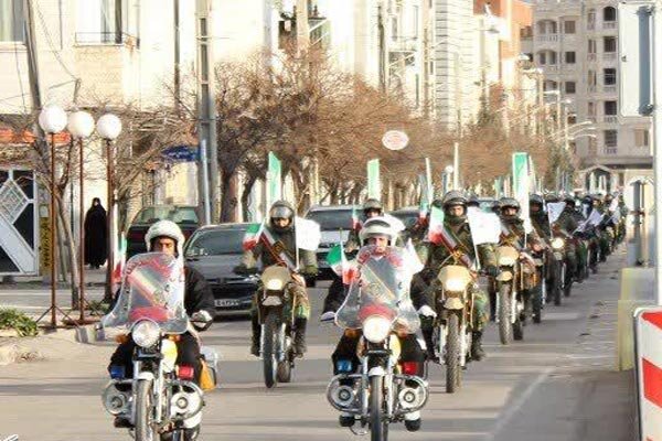 موتورسواران  یگان‌های نظامی تا گلزار شهدای قزوین رژه  رفتند