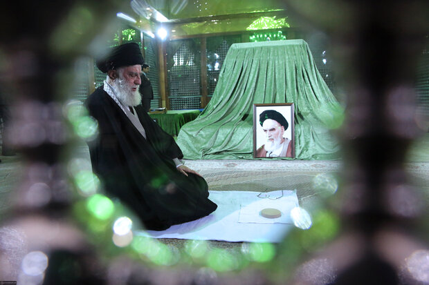 Leader visits Imam Khomeini shrine, attends graveyard of martyrs