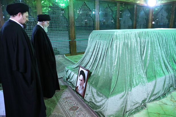 Leader visits Imam Khomeini shrine, attends graveyard of martyrs