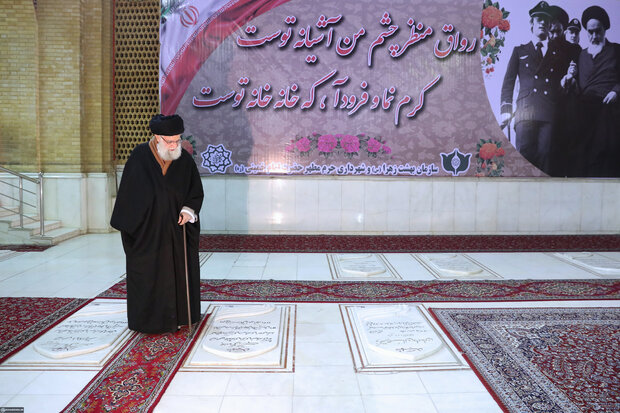 Leader visits Imam Khomeini shrine, attends graveyard of martyrs