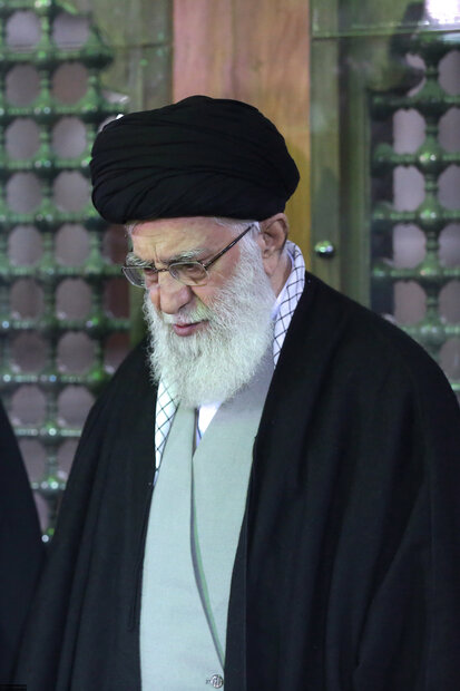 Leader visits Imam Khomeini shrine, attends graveyard of martyrs
