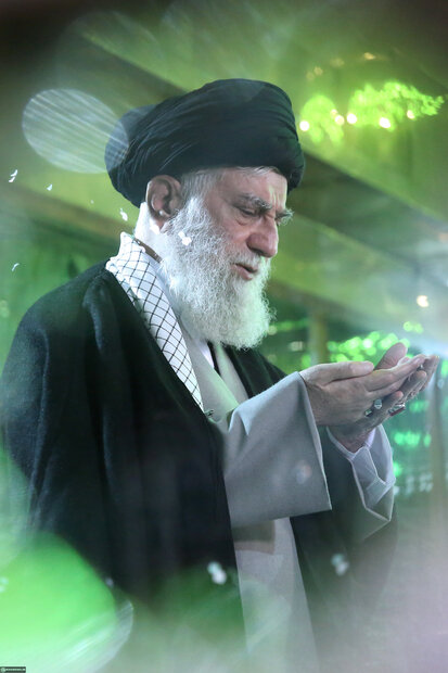 Leader visits Imam Khomeini shrine, attends graveyard of martyrs