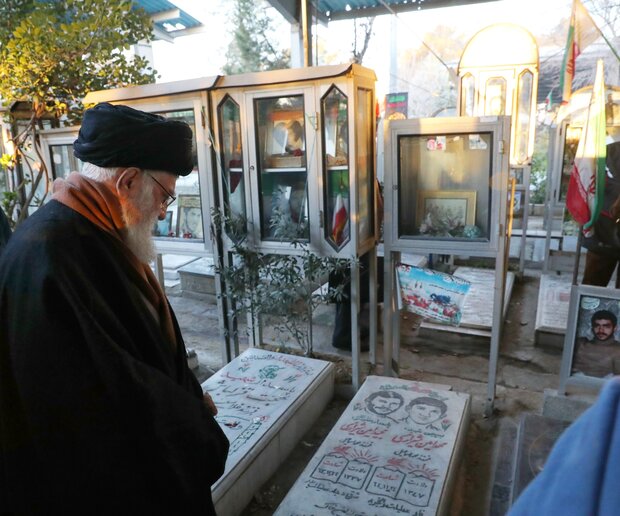 Leader visits Imam Khomeini shrine, attends graveyard of martyrs