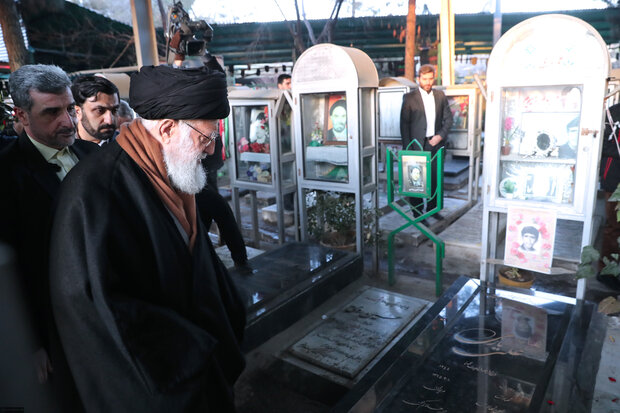 Leader visits Imam Khomeini shrine, attends graveyard of martyrs