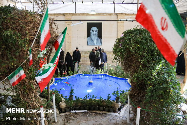 People in Qom commemorate Imam Khomeini's arrival anniversary in Iran