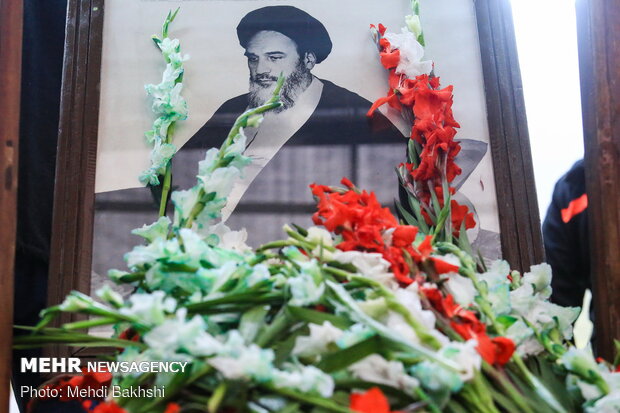 قم میں حضرت امام خمینی (رہ) کے گھر پھول برسائے گئے