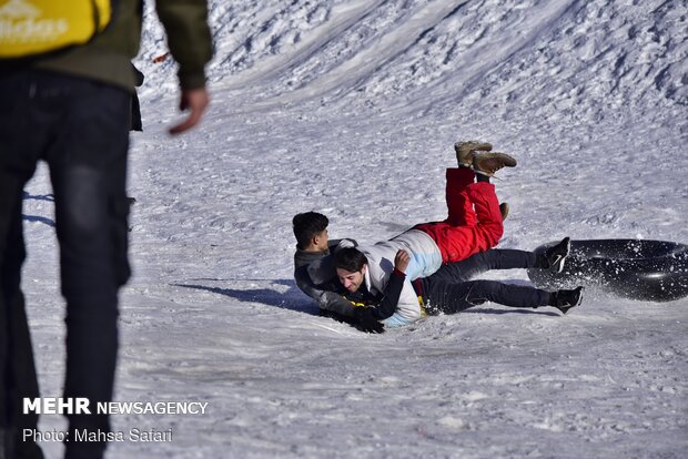 Snow brings joy, happiness to people in NE Iran 