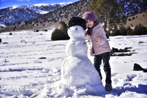 Snow brings joy, happiness to people in NE Iran 