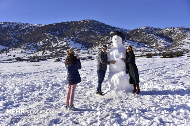 Snow brings joy, happiness to people in NE Iran 