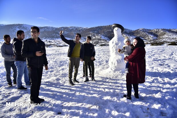 Snow brings joy, happiness to people in NE Iran 