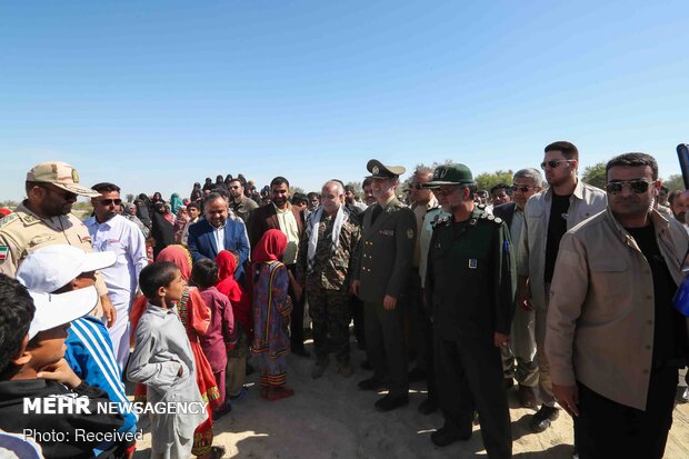 بازدید وزیر دفاع از مناطق سیل زده سیستان و بلوچستان