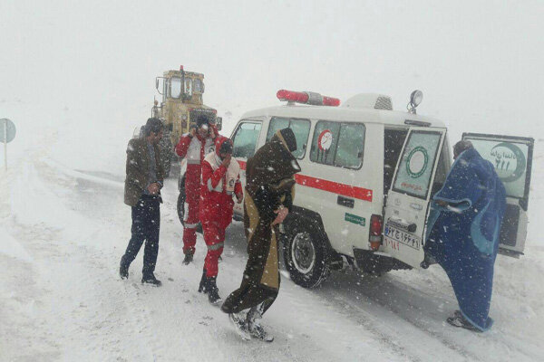 نجات جان ۳ معلم گرفتار در برف و کولاک گردنه «فرسش» الیگودرز
