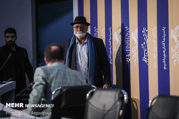 نشست خبری قصیده گاو سفید