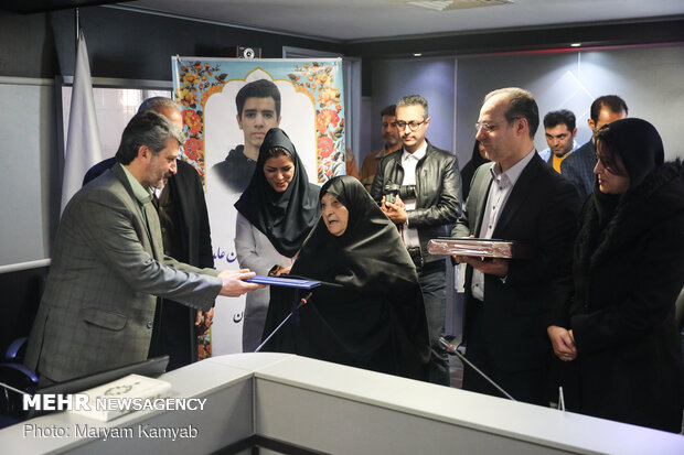 تقدیر از خانواده مرحوم شایان عابدی جهت احداث بخش مراقبت های روزانه بیمارستان حضرت علی اصغر(ع)