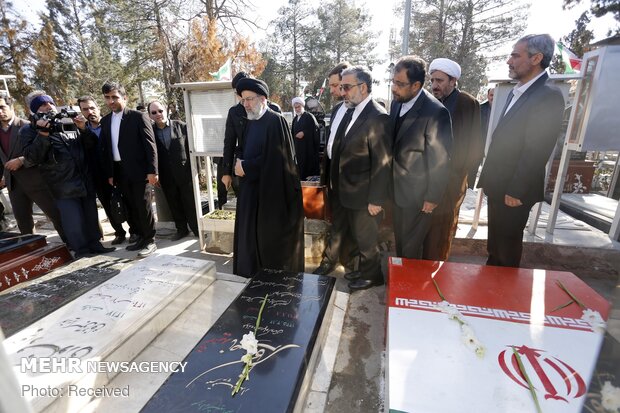 Judiciary chief pays tribute to Imam Khomeini