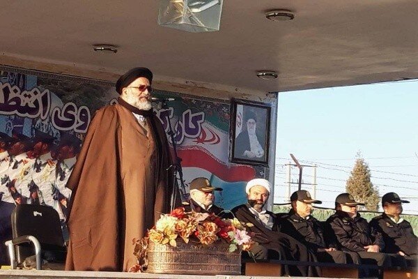 امروز تمام آزادگان دنیا امام خمینی (ره) را تحسین می‌کنند
