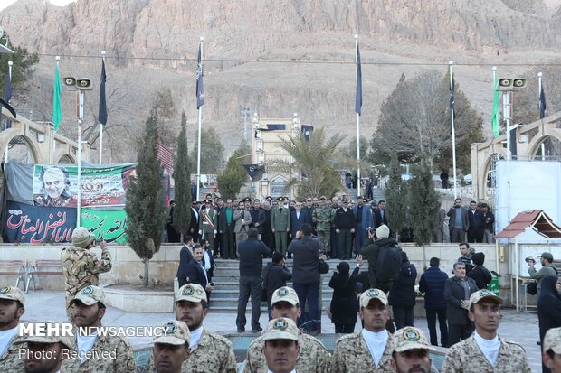 Defense minister pays tribute to Martyr Soleimani in Kerman