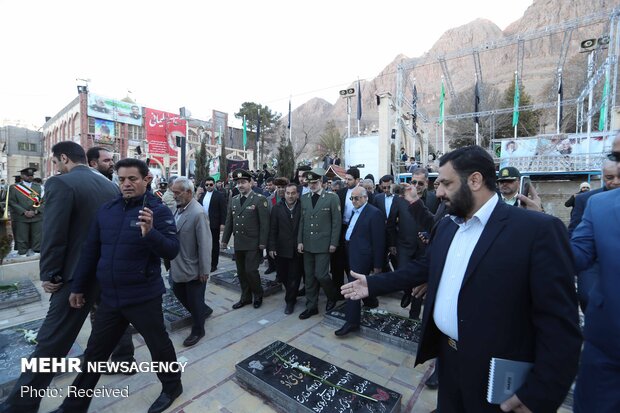 Defense minister pays tribute to Martyr Soleimani in Kerman