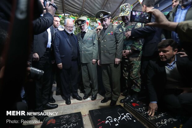 Defense minister pays tribute to Martyr Soleimani in Kerman