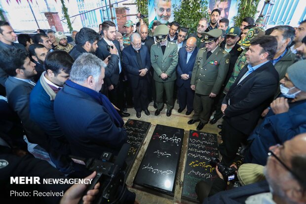 Defense minister pays tribute to Martyr Soleimani in Kerman