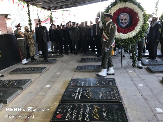 Defense minister pays tribute to Martyr Soleimani in Kerman