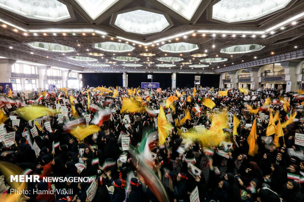 گردهمایی ۳۰ هزار نفری دانش آموزی «نسل سیلمانی‌ها»