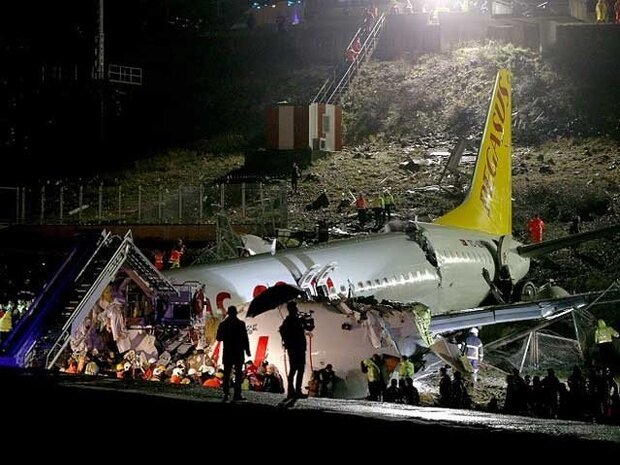 ترکی میں مسافر بردار طیارہ رن سے پھسل کر 3 ٹکڑوں میں تقسیم ہوگیا