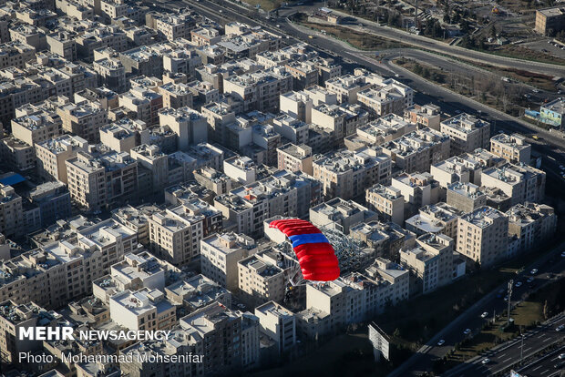 Parachuting from Milad Tower on occasion of Islamic Rev. anniv.