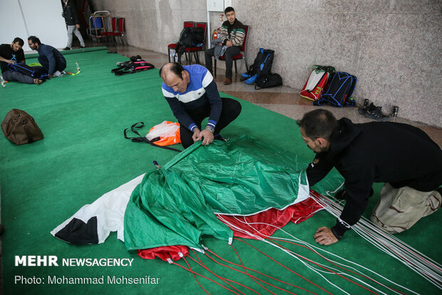 Parachuting from Milad Tower on occasion of Islamic Rev. anniv.