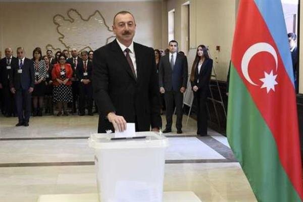 Azerbaycan seçimlerinin galibi Aliyev'in partisi YAP 