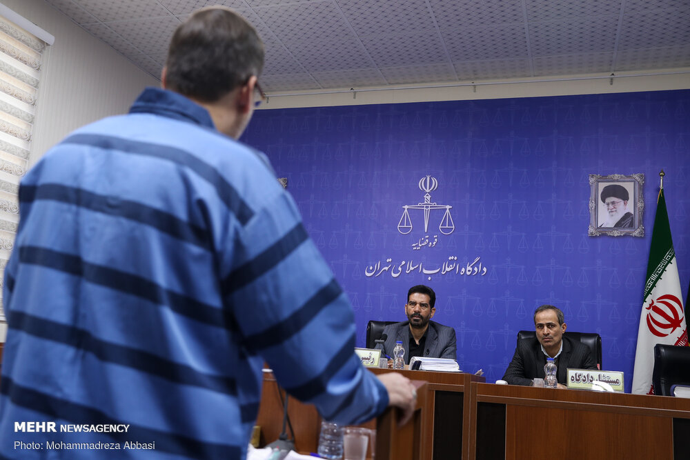 رد و بدل رشوه در دل بانک مرکزی/ رونمایی نماینده دادستان از کیف جنجالی