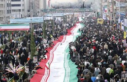 حضور گسترده مردم قبل از آغاز رسمی مراسم راهپیمایی یوم الله ۲۲ بهمن