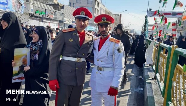 Massive turnout of people to mark 41st victory anniversary of Islamic Revolution