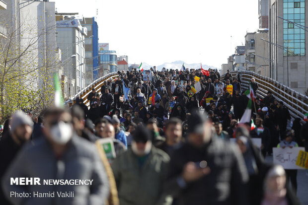 Tehraners hold massive rallies on Islamic Revolution anniv.