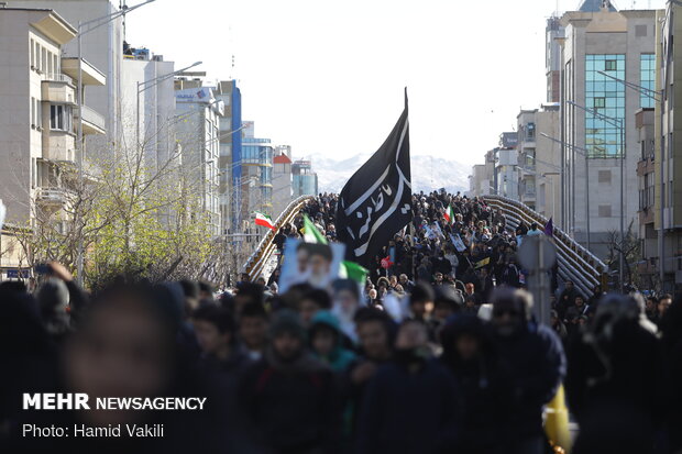 Tehraners hold massive rallies on Islamic Revolution anniv.