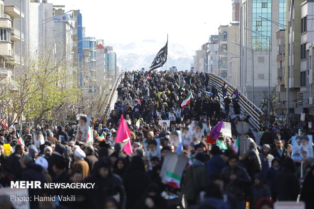 Tehraners hold massive rallies on Islamic Revolution anniv.