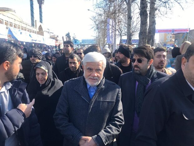 «عارف» در جمع راهپیمایان تهرانی حاضر شد