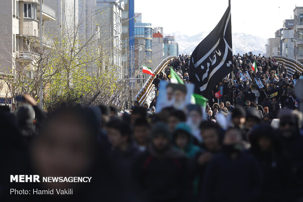 Tehraners hold massive rallies on Islamic Revolution anniv.