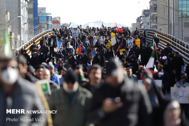 Tehraners hold massive rallies on Islamic Revolution anniv.