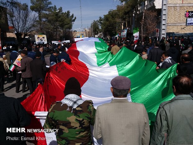 گرمای حضور مردم در راهپیمایی سالروز پیروزی انقلاب در سرمای اردبیل