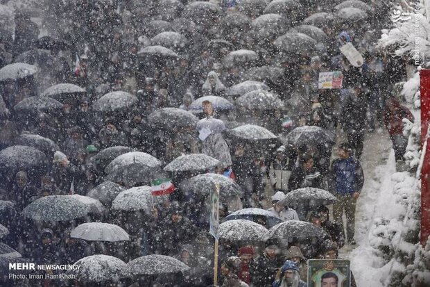 راهپیمایی پرشور و هزاران نفری مردم تبریز زیر بارش شدید برف
