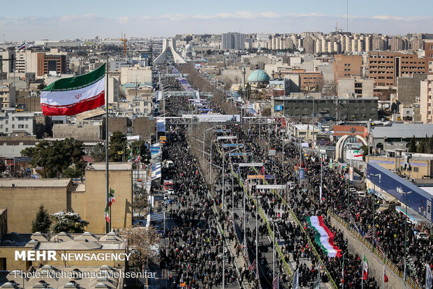 برپایی میزخدمت وزرای دولت و مدیران کل در مسیر راهپیمایی ۲۲بهمن