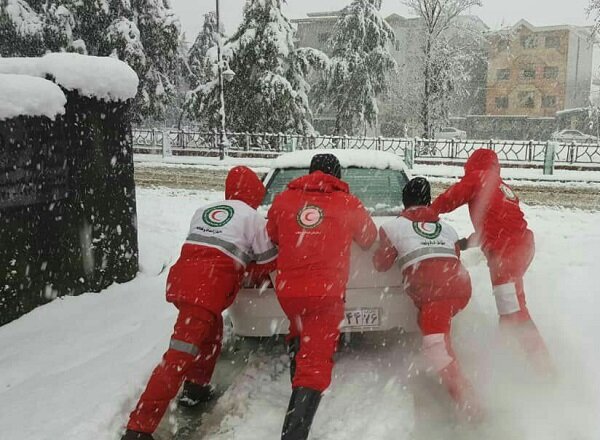 امدادرسانی در برف و کولاک/ تصادف سه خودرو در مهدی‌شهر