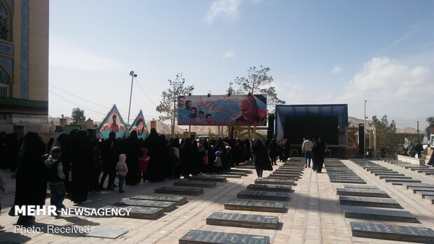 People pay homage to Martyr Gen. Soleimani’s tomb on Islamic Revolution victory anniv.