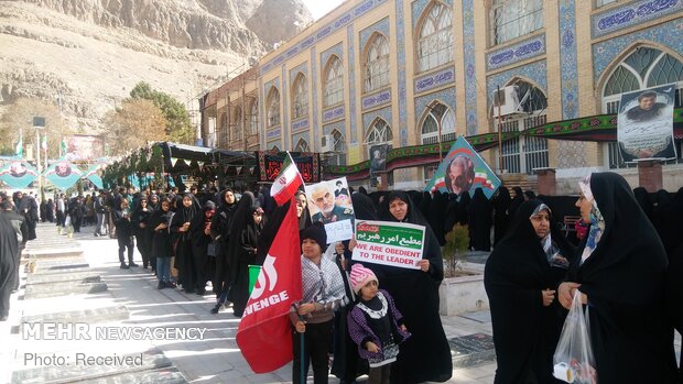 People pay homage to Martyr Gen. Soleimani’s tomb on Islamic Revolution victory anniv.