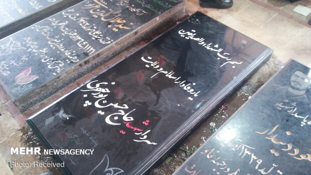 People pay homage to Martyr Gen. Soleimani’s tomb on Islamic Revolution victory anniv.