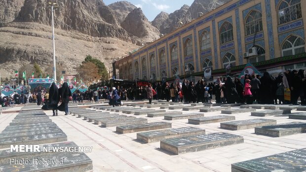 People pay homage to Martyr Gen. Soleimani’s tomb on Islamic Revolution victory anniv.